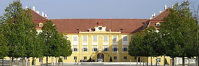 p1011263schlosshofzmenlogo.jpg