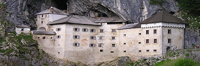 p1011818-predjama.jpg